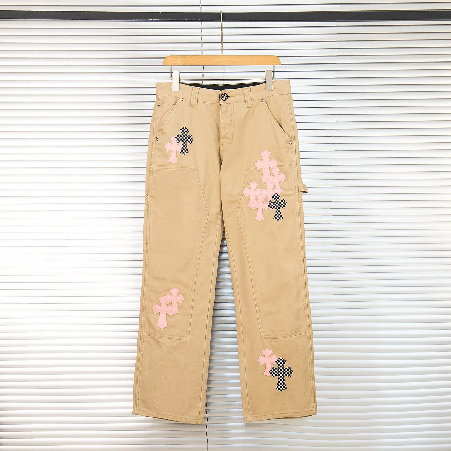 P260 Chrome Hearts Cherry Blossom Pink Leather and Wooden Spliced ​​Washed Jeans Authentically restore the ultimate vintage texture. Three-dimensional version. Loose and comfortable, not picky about the figure. Makes taller and slimmer. Factory-made. Original factory quality control. Same style for men and women. Can be matched with couples. Versatile recommendation. Must-have jeans for all seasons. Fashionistas have been disappointed. The quality selection of fabrics, the tailoring of details, and the matching of patterns are all impeccable! The upper body is so handsome when worn...it can be easily worn by men, women and children! The craftsmanship is made of heavy-duty washed pure cotton denim fabric. After washing, it is soft and thick. It is very stylish when worn on the body. Style number: 1758# (the same jacket is available) Color: Khaki Size: 28 30 32 34